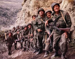 Vince Edwards als Maj. Cliff Bricker (3.v.r.), Cliff Robertson als Maj. Alan Crown (2.v.r.), William Holden als Lt. Col. Robert T. Frederick (re.).