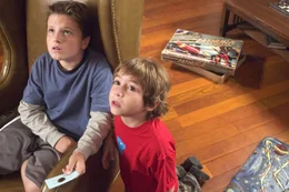 Die beiden Br&uuml;der Danny (Jonah Bobo, r.) und Walter (Josh Hutcherson, l.) ahnen nicht, welche Folgen das Spiel "Zathura" f&uuml;r sie hat ...