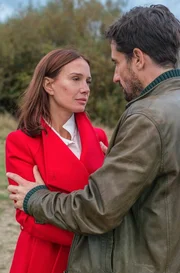 Hauptkommissar Stedefreund (Oliver Mommsen) kommt der Verd&auml;chtigen Maria Voss (Nadeshda Brennicke) n&auml;her, als gut ist.