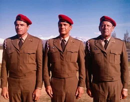 Lt. Col. Robert T. Frederick (William Holden,r.), Major Alan Crown (Cliff Robertson,m.) und Major Cliff Bricker (Vince Edwards,l.).