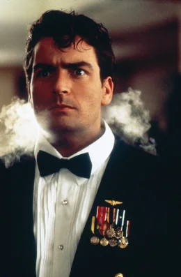 Im Golfkrieg versucht Topper Harley (Charlie Sheen), US-Soldaten aus Saddam Husseins Gefangenschaft zu befreien ...