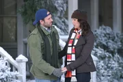 Als Christophers Vater stirbt, leistet Lorelai (Lauren Graham, r.) ihm Gesellschaft und spendet Trost. Nur ihrem Freund Luke (Scott Patterson, l.) verschweigt sie lieber, dass sie bei ihrem Ex-Mann war ...
