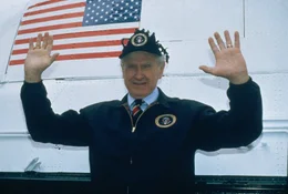 Der vertrottelte Benson (Lloyd Bridges) unterst&uuml;tzt Topper bei der Befreiungsaktion ...