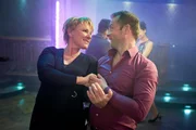 Marie Brand (Mariele Millowitsch) zeigt Jürgen Simmel (Hinnerk Schönemann), wie es geht. Marie Brand (Mariele Millowitsch) zeigt Jürgen Simmel (Hinnerk Schönemann), wie es geht.