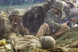 Sergeant Joe Enders (Nicolas Cage, r.) muss den ihm anvertrauten Code-Sprecher Ben Yahzee (Adam Beach, l.) im Sch&uuml;tzengraben vor den Angriffen der Japaner sch&uuml;tzen.