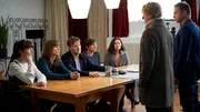 Jürgen Simmel (Hinnerk Schönemann, r.) und Marie Brand (Mariele Millowitsch, 2.v.r.) befragen Fritzi Lindow (Emilie Neumeister, l.), Malve Lindow (Sophie Lutz, 2.v.l.), Andi Dietrich (Marcus Mittermeier, M.), Greg Waaser (Lucas Hupfeld, 2.v.r.) und Laura Waaser (Idil Üner, r.). Marie verdächtigt Laura und Malve. Jürgen Simmel (Hinnerk Schönemann, r.) und Marie Brand (Mariele Millowitsch, 2.v.r.) befragen Fritzi Lindow (Emilie Neumeister, l.), Malve Lindow (Sophie Lutz, 2.v.l.), Andi Dietrich (Marcus Mittermeier, M.), Greg Waaser (Lucas Hupfeld, 2.v.r.) und Laura Waaser (Idil Üner, r.). Marie verdächtigt Laura und Malve.