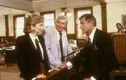 Kochbuchautor Christopher Hoyt (Roddy McDowall, re.) wird von Charlene (Linda Purl) und Matlock (Andy Griffith, Mi.) befragt. Kochbuchautor Christopher Hoyt (Roddy McDowall, re.) wird von Charlene (Linda Purl) und Matlock (Andy Griffith, Mi.) befragt.