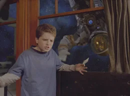 Walter (Josh Hutcherson, l.) traut seinen Augen nicht: Pl&ouml;tzlich befindet sich das ganze Haus im Weltall und dort trifft er auch noch auf einen verirrten Astronauten (Dax Shepard, r.) ...