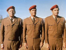 Lt. Col. Robert Frederick (William Holden, li.), Maj. Alan Crown (Cliff Robertson, Mi.) und Maj. Cliff Bricker (Vince Edwards, re.) sollen eine militaerische Sondereinheit in Form bringen.