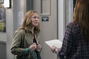 Ob Susan (Marisa Ryan, l.) Laura (Debra Messing, r.) dabei helfen kann, den Tod einer schwangeren Frau aufzukl&auml;ren?