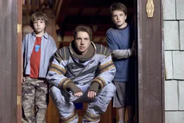 Ein Astronaut (Dax Shepard, M.) hilft Danny (Jonah Bobo, l.) und Walter (Josh Hutcherson, r.), damit sie wieder zur&uuml;ck auf die Erde finden ...