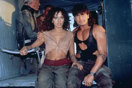 Beim Einsatz im Nahen Osten finden Topper Harley (Charlie Sheen, r.) und Ramada (Valeria Golino, l.) wieder zueinander ...