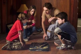 "Zathura - Ein Abenteuer im Weltraum", Walter und Danny haben im Keller ein geheimnisvolles Spiel namens 'Zathura' gefunden. Mit dem ersten Spielzug st&uuml;rzen sie in das Abenteuer ihres Lebens. Von einem Moment zum n&auml;chsten befinden sie sich im Weltraum. Das gesamte Haus schwebt schwerelos im All. Zug um Zug werden die zu l&ouml;senden Aufgaben spannender, aber auch gef&auml;hrlicher. Als sie ihre &auml;ltere Schwester Lisa im Badezimmer zur Eiss&auml;ule erstarrt vorfinden, ist den Br&uuml;dern klar: Sie m&uuml;ssen das Spiel zu Ende bringen.Im Bild (v.li.): Jonah Bobo (Danny Budwing), Kristen Stewart (Lisa), Dax Shepard (Astronaut), Josh Hutcherson (Walter Budwing).  SENDUNG: ORF eins - SO - 14.07.2013 - 13:10 UHR. - Veroeffentlichung fuer Pressezwecke honorarfrei ausschliesslich im Zusammenhang mit oben genannter Sendung oder Veranstaltung des ORF bei Urhebernennung.  Foto: ORF/Sony Pictures/Merrick Morton.  Anderweitige Verwendung honorarpflichtig und nur nach schriftlicher Genehmigung der ORF-Fotoredaktion.  Copyright: ORF, Wuerzburggasse 30, A-1136 Wien, Tel. +43-(0)1-87878-13606