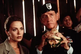 Schlechte Nachrichten: Benson (Lloyd Bridges, r.) und Ramada (Valeria Golino, l.) erfahren, dass der Einsatz im Nahen Osten nicht ohne Probleme verl&auml;uft ...