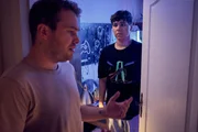 Julian (Ben Münchow, l.) ist in Erklärungsnot. Wie kann er Ernst (Diyar Ilhan, r.) glaubhaft verkaufen, dass sein Kuss mit dessen Schwarm Lea ein Missverständnis war? Julian (Ben Münchow, l.) ist in Erklärungsnot. Wie kann er Ernst (Diyar Ilhan, r.) glaubhaft verkaufen, dass sein Kuss mit dessen Schwarm Lea ein Missverständnis war?