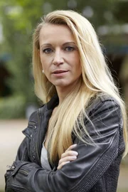 Mit ihrer Erfahrung versucht Kriminalkommissarin Susanne Kaspary (Susanne Korte) mit einem Experten-Team, Gewalt an Schulen nachhaltig einzudämmen und den betroffenen Kindern einen Ausweg aus der Gewaltspirale zu zeigen. Mit ihrer Erfahrung versucht Kriminalkommissarin Susanne Kaspary (Susanne Korte) mit einem Experten-Team, Gewalt an Schulen nachhaltig einzudämmen und den betroffenen Kindern einen Ausweg aus der Gewaltspirale zu zeigen.