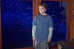 Meteoriten, Au&szlig;erirdische und Roboter setzen dem beschaulichen Leben von Walter (Josh Hutcherson) und seinem Bruder ein j&auml;hes Ende ...