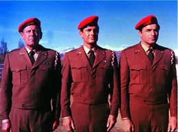 Lt. Col. Robert Frederick (William Holden, li.), Maj. Alan Crown (Cliff Robertson, Mi.) und Maj. Cliff Bricker (Vince Edwards, re.) sollen eine militaerische Sondereinheit in Form bringen.