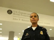 Jamaica, New York, USA: Die "K-9 Unit" hilft den Mitarbeitern der US-Zoll- und Grenzschutzbehörde dabei, Schmuggelware aufzuspüren. Jamaica, New York, USA: Die "K-9 Unit" hilft den Mitarbeitern der US-Zoll- und Grenzschutzbehörde dabei, Schmuggelware aufzuspüren.