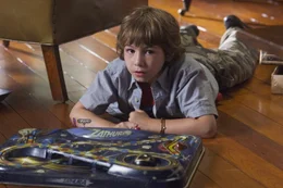 Das Spiel "Zathura" sorgt f&uuml;r Spannung: Danny (Jonah Bobo) und seine Geschwister befinden sich pl&ouml;tzlich in einem gef&auml;hrlichen Abenteuer im Weltall ...