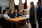 Jürgen Simmel (Hinnerk Schönemann, r.) und Marie Brand (Mariele Millowitsch, 2.v.r.) befragen Fritzi Lindow (Emilie Neumeister, l.), Malve Lindow (Sophie Lutz, 2.v.l.), Andi Dietrich (Marcus Mittermeier, 3.v.l.), Greg Waaser (Lucas Hupfeld, M.) und Laura Waaser (Idil Üner, 3.v.r.). Marie verdächtigt Laura und Malve. Jürgen Simmel (Hinnerk Schönemann, r.) und Marie Brand (Mariele Millowitsch, 2.v.r.) befragen Fritzi Lindow (Emilie Neumeister, l.), Malve Lindow (Sophie Lutz, 2.v.l.), Andi Dietrich (Marcus Mittermeier, 3.v.l.), Greg Waaser (Lucas Hupfeld, M.) und Laura Waaser (Idil Üner, 3.v.r.). Marie verdächtigt Laura und Malve.