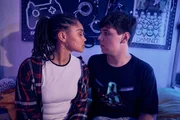 Lea (Sira Anna Faal, l.) setzt zum Kuss an, doch für Ernst (Diyar Ilhan, r.) ist das nicht so leicht. Ausgerechnet kurz vor seinem heißersehnten ersten Kuss, sind seine Gedanken ganz woanders. Lea (Sira Anna Faal, l.) setzt zum Kuss an, doch für Ernst (Diyar Ilhan, r.) ist das nicht so leicht. Ausgerechnet kurz vor seinem heißersehnten ersten Kuss, sind seine Gedanken ganz woanders.