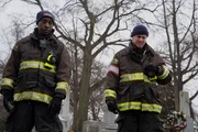 (l-r) Rob Morgan als Hopkins, Taylor Kinney als Severide