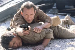 Sergeant Pete "Ox" Anderson (Christian Slater,o.) und Private Charlie Whithorse (Roger Willie).