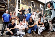 Das "Zuhause im Glück"-Team macht sich auf, um die junge Familie beim Umbau des Hauses zu unterstützen. Das "Zuhause im Glück"-Team macht sich auf, um die junge Familie beim Umbau des Hauses zu unterstützen.