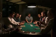 Pilot Philip Kleinb&ouml;lting (Milos Vukovic, M.) hat hohe Schulden. Die illegalen Pokerrunden, an denen er regelm&auml;&szlig;ig teilnimmt, sollen Abhilfe schaffen.