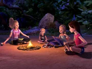 Echtes Geschwisterglück: Barbie, Chelsea, Stacie und Chelsea (v.l.) haben ein Lagerfeuer entzündet und genießen ihre Zeit auf der Insel. Echtes Geschwisterglück: Barbie, Chelsea, Stacie und Chelsea (v.l.) haben ein Lagerfeuer entzündet und genießen ihre Zeit auf der Insel.
