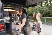 Daniela Kräutler schmiedet ein Hufeisen an ihrer mobilen Hufschmiede Daniela Kräutler schmiedet ein Hufeisen an ihrer mobilen Hufschmiede