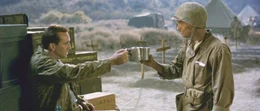 Ungleiche Freundschaft: General Enders (Nicolas Cage, l.) und der indianische Code-Funker Ben Yahzee (Adam Beach, r.) trinken zusammen, doch die Regeln sind klar: Im Ernstfall ist f&uuml;r Enders der Code wichtiger als das Leben des Navajo ...