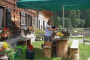 Petra Rinderer beim Binden von Blumengestecken (Mayas) für den Alpenabtrieb der Hutla-Alpe Petra Rinderer beim Binden von Blumengestecken (Mayas) für den Alpenabtrieb der Hutla-Alpe