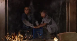 Danny (Jonah Bobo, r.) und Walter (Josh Hutcherson, l.) entdecken ein mysteri&ouml;ses Spiel, dass sie kurz nach den ersten Spielz&uuml;gen direkt in den Weltraum bef&ouml;rdert ...
