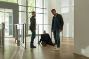 Leo (Wanja Mues, l.) und Peter (Dirk Heinrichs, r.) &uuml;berw&auml;ltigen gemeinsam einen T&uuml;rsteher (Horst Neugebauer, M.) und verschaffen sich so Zutritt zu illegalen Pokerrunden.