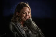 Sonja (Katia Winter) ist ganz angetan von ihrem alten Mitschüler Carl, den sie zufällig in einer Bar wieder getroffen hat. Sie weiß nicht, dass er nicht der IT-Spezialist ist, für den er sich ausgibt, sondern ein CIA-Agent. Sonja ahnt nicht, in welcher Gefahr sie schwebt. Sonja (Katia Winter) ist ganz angetan von ihrem alten Mitschüler Carl, den sie zufällig in einer Bar wieder getroffen hat. Sie weiß nicht, dass er nicht der IT-Spezialist ist, für den er sich ausgibt, sondern ein CIA-Agent. Sonja ahnt nicht, in welcher Gefahr sie schwebt.