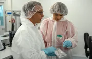Lena Ganschow und Hirn-Chip-Entwickler Martin Schüttler (li.) in der Reinraumproduktion der Firma Co Tec in Freiburg. Hier entstehen Brain-Computer-Interfaces der neuesten Generation. Lena Ganschow und Hirn-Chip-Entwickler Martin Schüttler (li.) in der Reinraumproduktion der Firma Co Tec in Freiburg. Hier entstehen Brain-Computer-Interfaces der neuesten Generation.