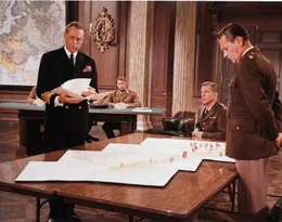 Lt. Col. Robert T. Frederick (William Holden,r.) baut eine knallharte Elite-Einheit auf zu der auch Strafgefangene geh&ouml;ren.