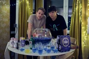 Die Partyvorbereitungen laufen auf Hochtouren. Julian (Ben Münchow, l.) und Ernst (Diyar Ilhan, r.) haben eine wilde Mischung aus diversen Alkoholsorten zusammengeschüttet. Jetzt fehlt nur noch eins: die richtigen Gäste. Die Partyvorbereitungen laufen auf Hochtouren. Julian (Ben Münchow, l.) und Ernst (Diyar Ilhan, r.) haben eine wilde Mischung aus diversen Alkoholsorten zusammengeschüttet. Jetzt fehlt nur noch eins: die richtigen Gäste.
