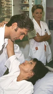 Unverhohlen baggert Monika (Eva Kryll) Dr. Schmidt (Walter Sittler) im Krankenhaus an. Nikola (Mariele Millowitsch) bringt ihn auf die Idee, er solle doch einfach behaupten, er sei vergeben. Unverhohlen baggert Monika (Eva Kryll) Dr. Schmidt (Walter Sittler) im Krankenhaus an. Nikola (Mariele Millowitsch) bringt ihn auf die Idee, er solle doch einfach behaupten, er sei vergeben.