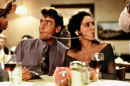 Ein Spaghetti-Essen weckt alte Erinnerungen an gl&uuml;ckliche Zeiten bei Topper Harley (Charlie Sheen, l.) und Ramada (Valeria Golino, r.) ...