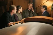 Als die Leiche von La Grenouille gefunden wird und sich zeigt, dass er ermordet wurde, wird das gesamte NCIS Team (v.l.n.r. Sean Murray, Cote de Pablo, Mark Harmon und David McCallum) einer Untersuchung durch das FBI unterzogen ... Als die Leiche von La Grenouille gefunden wird und sich zeigt, dass er ermordet wurde, wird das gesamte NCIS Team (v.l.n.r. Sean Murray, Cote de Pablo, Mark Harmon und David McCallum) einer Untersuchung durch das FBI unterzogen ...