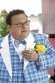 Ist das Entsetzen des exzentrischen Besitzers der Schokoladenfabrik, Jimmy Walpert III (Wayne Knight), über die Tote in der Riesenschokolade echt? +++ Die Verwendung des sendungsbezogenen Materials ist nur mit dem Hinweis und Verlinkung auf RTL+ gestattet. Ist das Entsetzen des exzentrischen Besitzers der Schokoladenfabrik, Jimmy Walpert III (Wayne Knight), über die Tote in der Riesenschokolade echt? +++ Die Verwendung des sendungsbezogenen Materials ist nur mit dem Hinweis und Verlinkung auf RTL+ gestattet.
