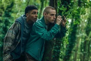 Fassungslos beobachten Charlie (Jay Lycurgo, l.) und Steff (Lewis Gribben, r.) im Wald den blutrünstigen Zombie-Angriff. Fassungslos beobachten Charlie (Jay Lycurgo, l.) und Steff (Lewis Gribben, r.) im Wald den blutrünstigen Zombie-Angriff.