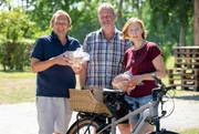 Bj&ouml;rn Freitag (l) hat sich auf den Weg zum Biohof in Uplengen-Kleinoldendorf gemacht: Bei Familie Franzen leben neben Schweinen und Rindern auch Freilandh&auml;hnchen.