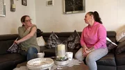 Sandra (li.) hat einen neuen Sensor am Arm, um ihre Zuckerwerte besser im Blick zu behalten. Tante Ela (re.) lässt sich die Technik erklären und erlebt direkt mit, wie wichtig der Sensor ist, als Sandra in den Unterzucker fällt. Sandra (li.) hat einen neuen Sensor am Arm, um ihre Zuckerwerte besser im Blick zu behalten. Tante Ela (re.) lässt sich die Technik erklären und erlebt direkt mit, wie wichtig der Sensor ist, als Sandra in den Unterzucker fällt.