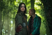 Finn (VioIa Prettejohn) kümmert sich im Wald um den mittlerweile ebenfalls infizierten Steff (Lewis Gribben). Finn (VioIa Prettejohn) kümmert sich im Wald um den mittlerweile ebenfalls infizierten Steff (Lewis Gribben).