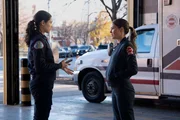 Miranda Rae Mayo als Stella Kidd, Jocelyn Hudon als Lyla Novak