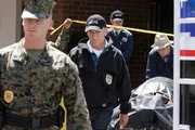 Ein Wachmann einer Bank auf dem Navy-St&uuml;tzpunkt in Quantico wird bei einem &Uuml;berfall erschossen. Gibbs (Mark Harmon, 2.v.l.), Ducky (David McCallum, r.) und die anderen Mitglieder des Teams ermitteln ...